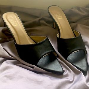 Pointed peep toe low black heel